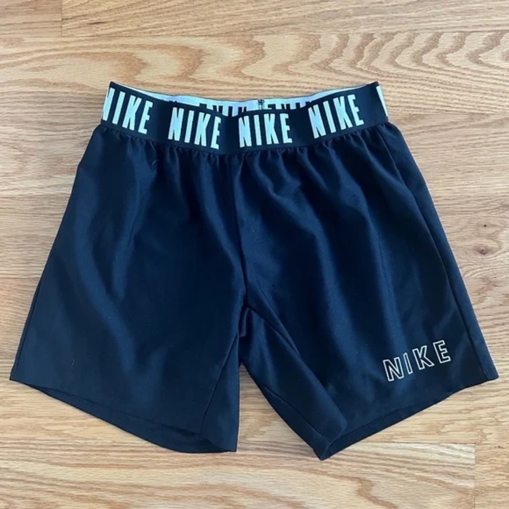 Nike Girls Dri-Fit Gym Shorts (L) - Picture 2 of 9